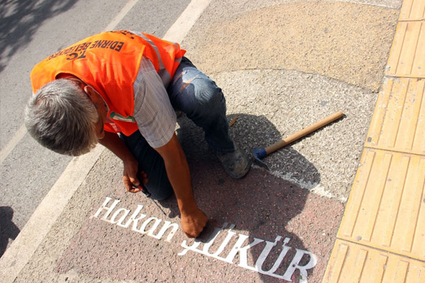 Hakan Şükür’ün adı kaldırımdan da söküldü
