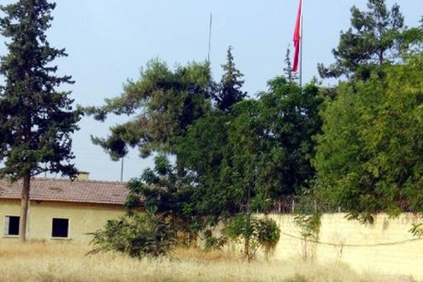 ÖSO'nun ilk icraatı sınırdaki IŞİD bayrağını indirmek oldu