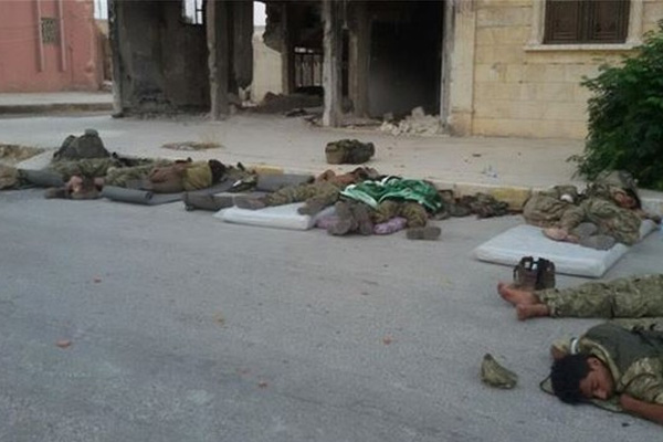 Cerablus sokaklarında uyudular