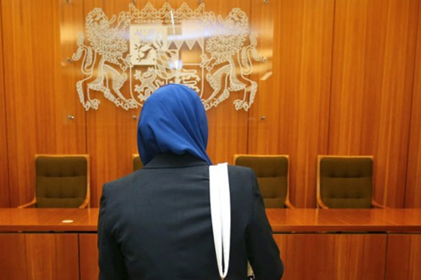 Almanya’da başörtülü stajyerin görevine son verildi