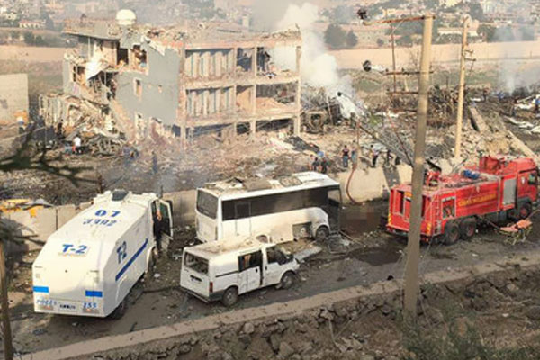 Cizre'de bomba yüklü araçla saldırı