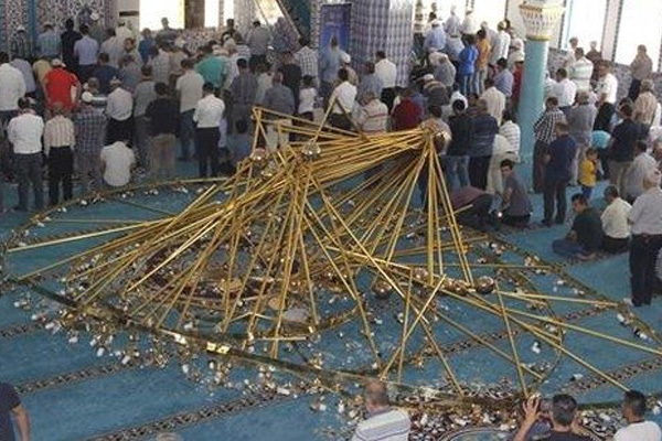 Camide cemaatin üzerine avize düştü: 11 yaralı