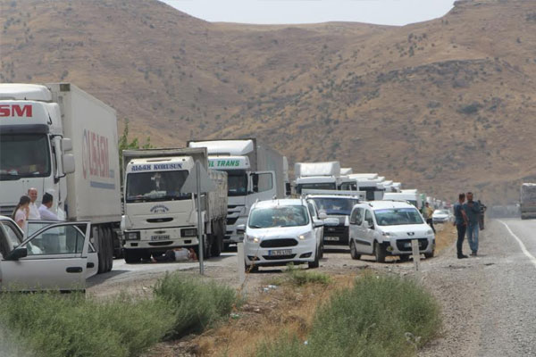 Saldırı sonrası uzun araç kuyruğu