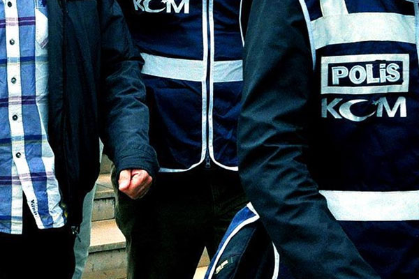 Aranan iş adamı para dolu çantayla yakalandı