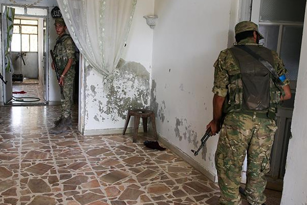 ÖSO IŞİD’in boşalttığı evlerde arama yapıyor