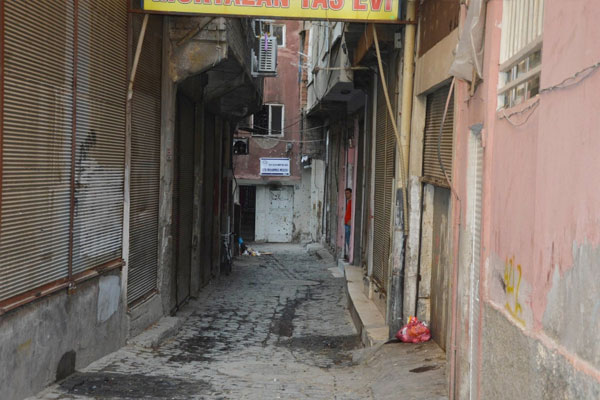 Sur'da bazı sokaklarda 9 ay sonra yasak kalktı
