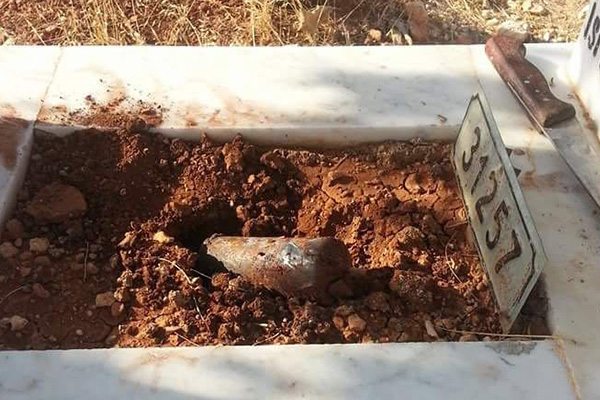 Mezara çiçek dikecektiler, bomba buldular