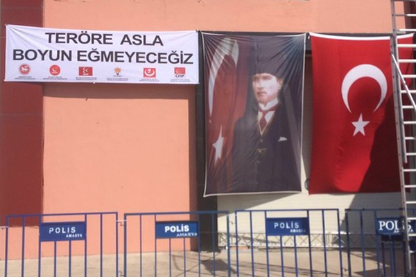 4 partiden ortak pankart