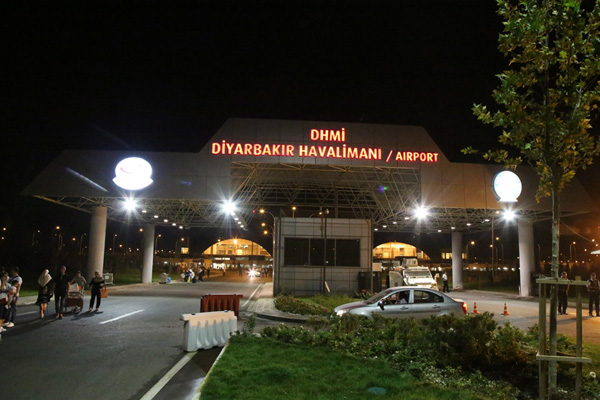 Diyarbakır Havalimanı'na roketatarlı saldırı