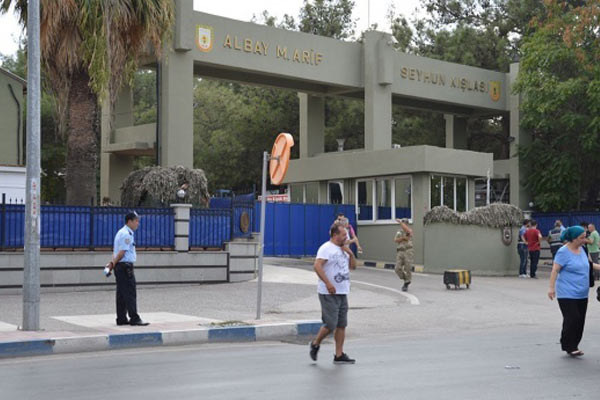 Askeri kışla önünde bomba paniği