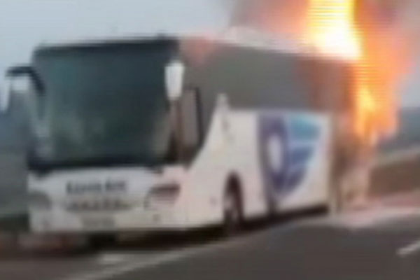 Otobüs seyir halindeyken alev aldı