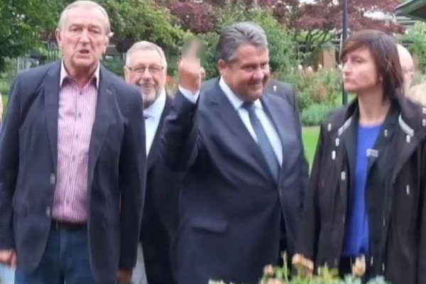 Alman bakan el hareketini savundu