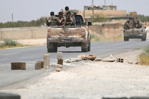 YPG Menbiç'e silah ve personel taşıyor