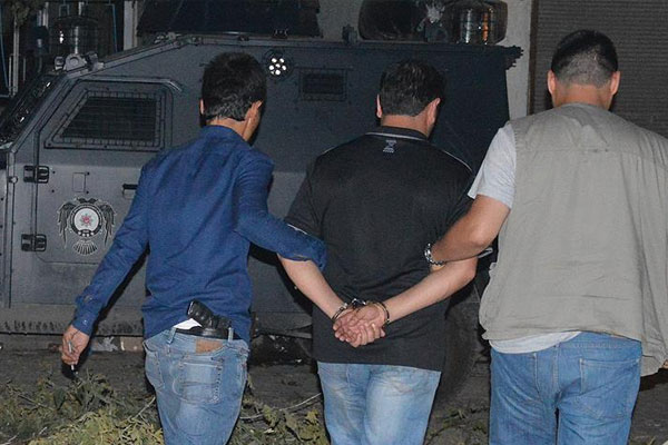 Van'da PKK'ya yardım etmekten 8 kişi tutuklandı