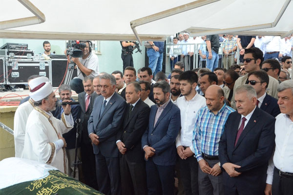 Bakan Işık annesine veda etti