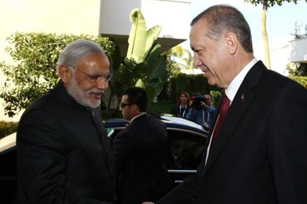 Erdoğan'dan Hindistan Başbakanı'na FETÖ uyarısı