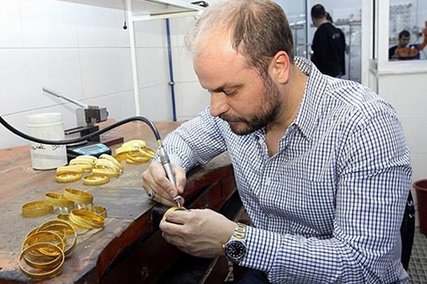 FETÖ'den aranan ünlü kuyumcu Kamil Karakaş teslim oldu