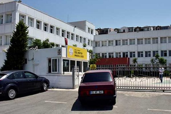 Kapatılan okuldan parasını geri almak isteyenlere yol açıldı