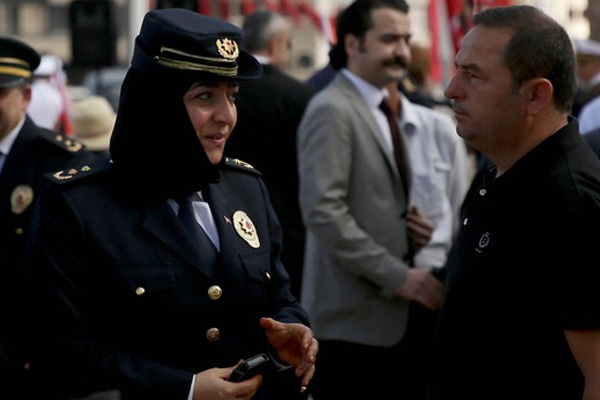 Emniyet müdürü törene başörtüsüyle katıldı