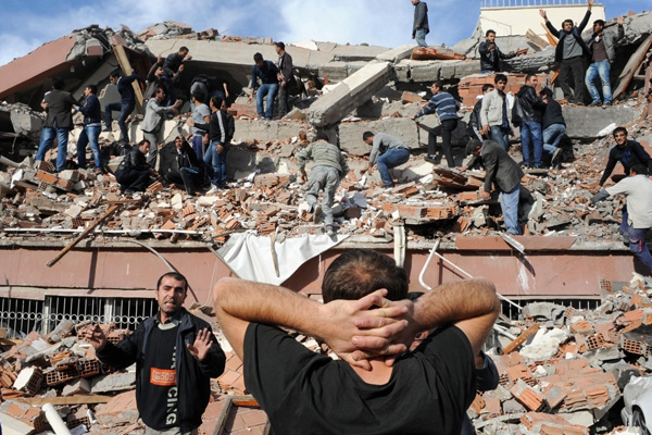 Van depreminde toplanan paraları FETÖ'ye aktarmışlar