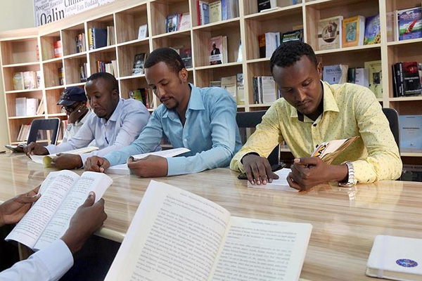 Somali'de gençlerden okumaya teşvik girişimi