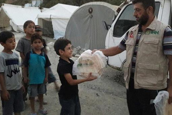 İHH'dan Bayırbucak Türkmenlerine ekmek yardımı