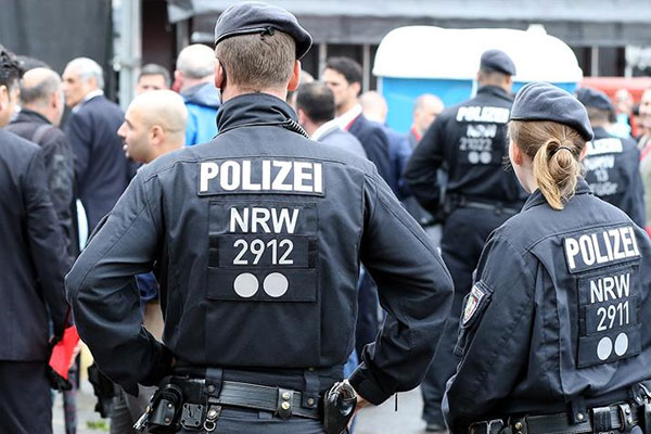 Almanya'da Afgan kadınlara ırkçı saldırı