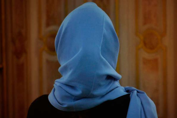 Başörtülü kadını restorana almadılar