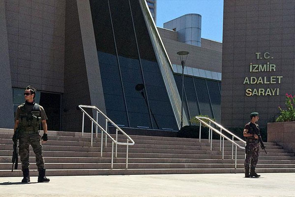 İzmir'de 40 emniyet personeli tutuklandı