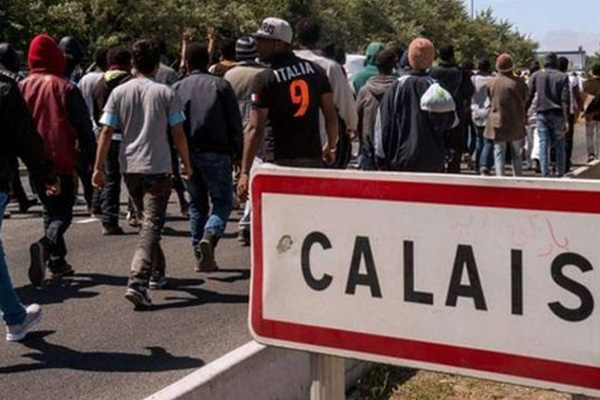 Calais sığınmacı kampında kavga: 2 ağır yaralı