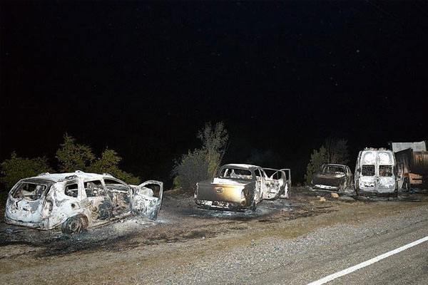 Bitlis'te PKK'lılar 11 aracı ateşe verdi