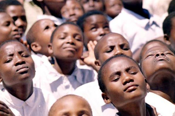 ''Siyahi öğrencilerden saçlarını düzleştirsin''