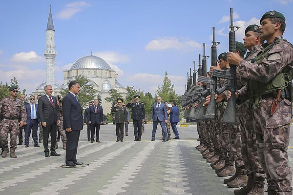 Azerbaycanlı Bakan'dan Özel Harekat'a ziyaret