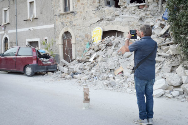 Depremzedeler enkaz altındayken selfıe