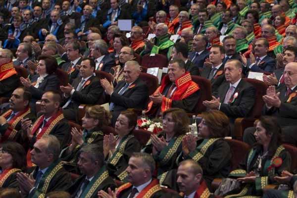 Adli Yıl açılışında iki ismin cübbesiz olması dikkat çekti