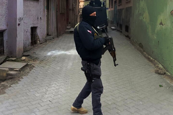 Van’da polis aracına bombalı saldırı