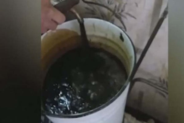 Musluklardan sıcak petrol aktı