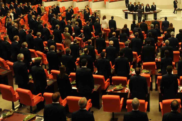 Kamuda binlerce kişi görevden alındı