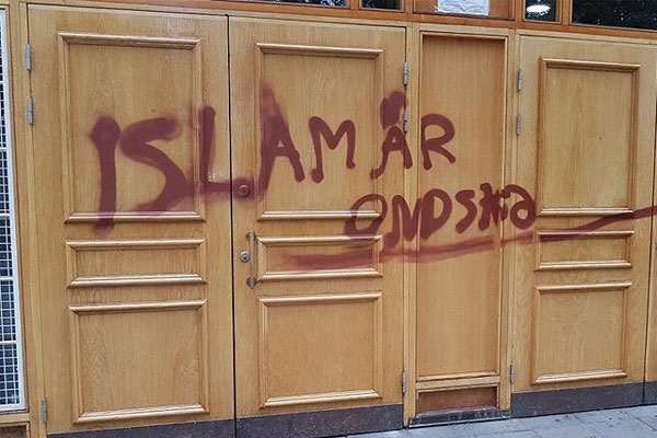 İsveç'te camiye İslamofobik saldırı