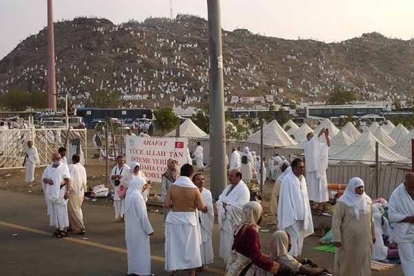 Diyanet'ten Türk hacılara 'soğuk' hizmet