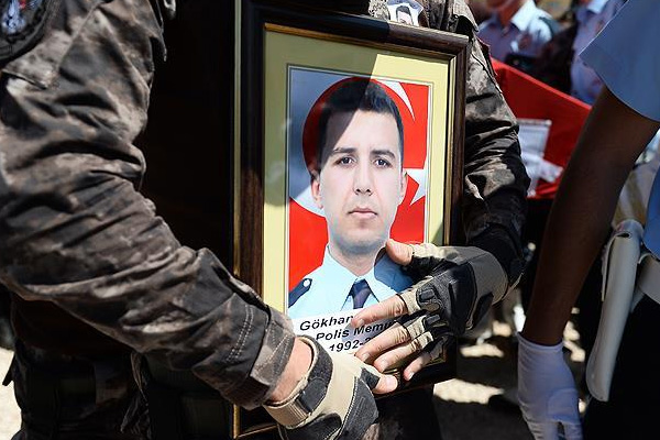 Organları bağışlanan şehit polis memuru toprağa verildi