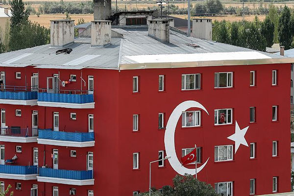 Emniyet binası Türk bayrağına boyandı