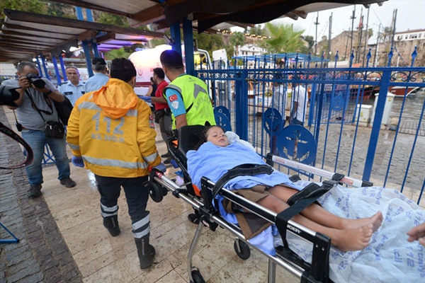 Antalya'da tur teknesi yan yattı