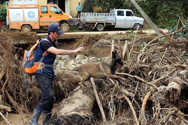 Rize'de sele kapılan çocuğu arama çalışmaları sürüyor