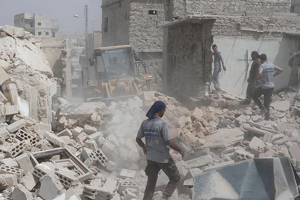 Rejim Halep'e varil bombasıyla saldırdı