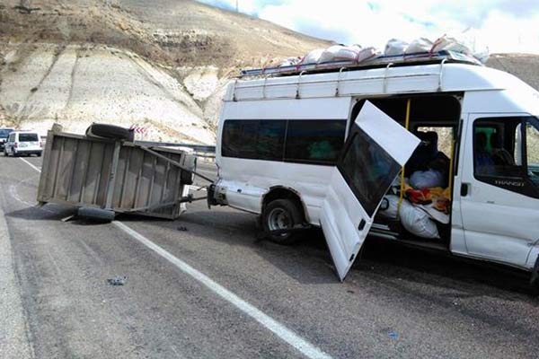 İşçi taşıyan minibüs devrildi:11 yaralı