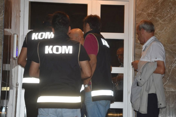 İzmir’de esnaflara FETÖ operasyonu