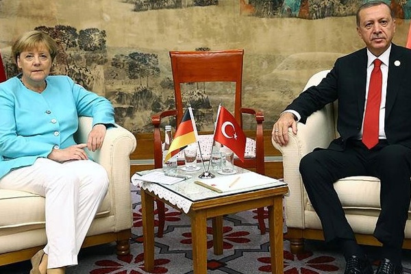 Alman basını: Merkel, Erdoğan'ın önünde diz çöktü