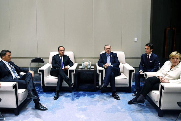 Erdoğan, liderlerle dörtlü zirvede bir araya geldi