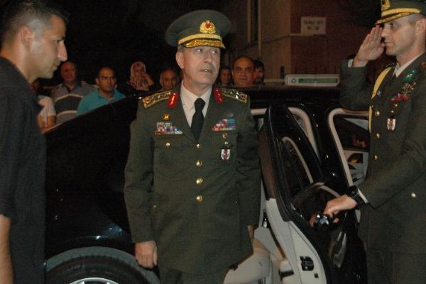 Hulusi Akar'dan şehit evine taziye ziyareti